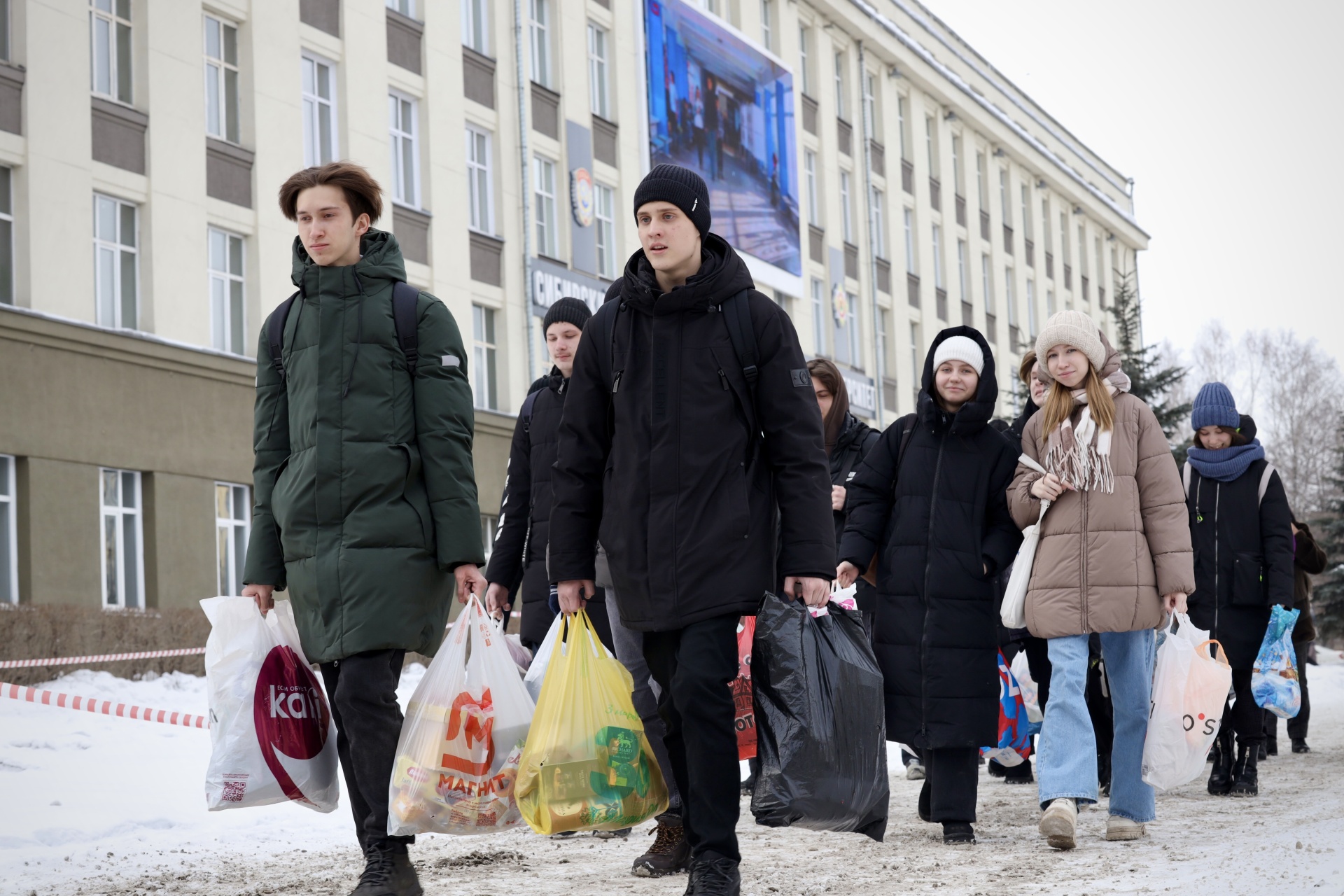 Колледжисты СибГИУ собрали гуманитарную помощь для бойцов 